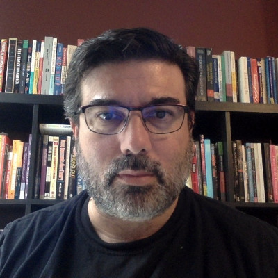 Avi  Santo Headshot